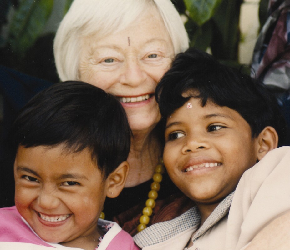 Olga Murray cu doi copii de la NYOF