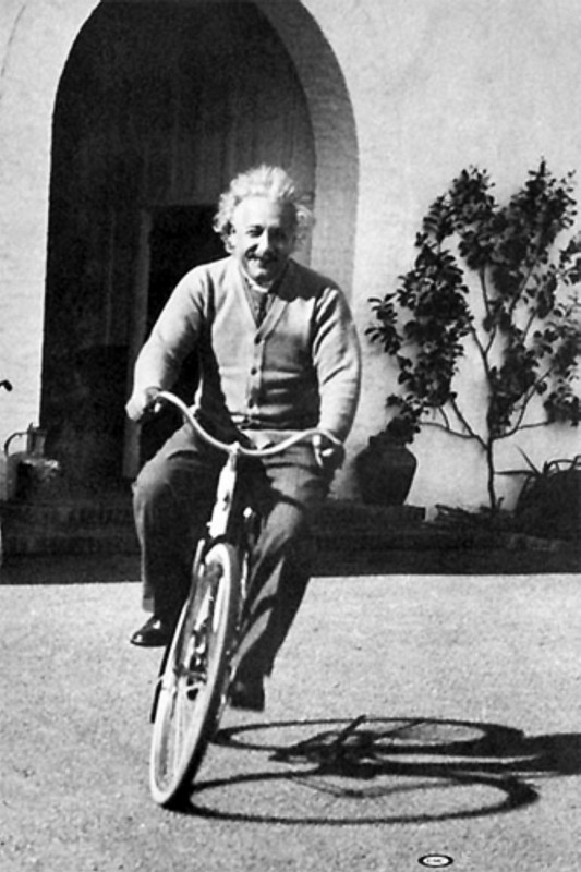 Albert Einstein pe bicicletă