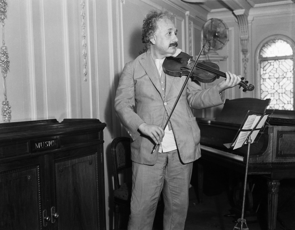 Albert Einstein cântând la vioară