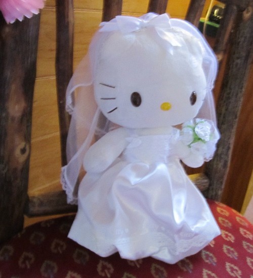 Hello Kitty cu rochie de mireasă