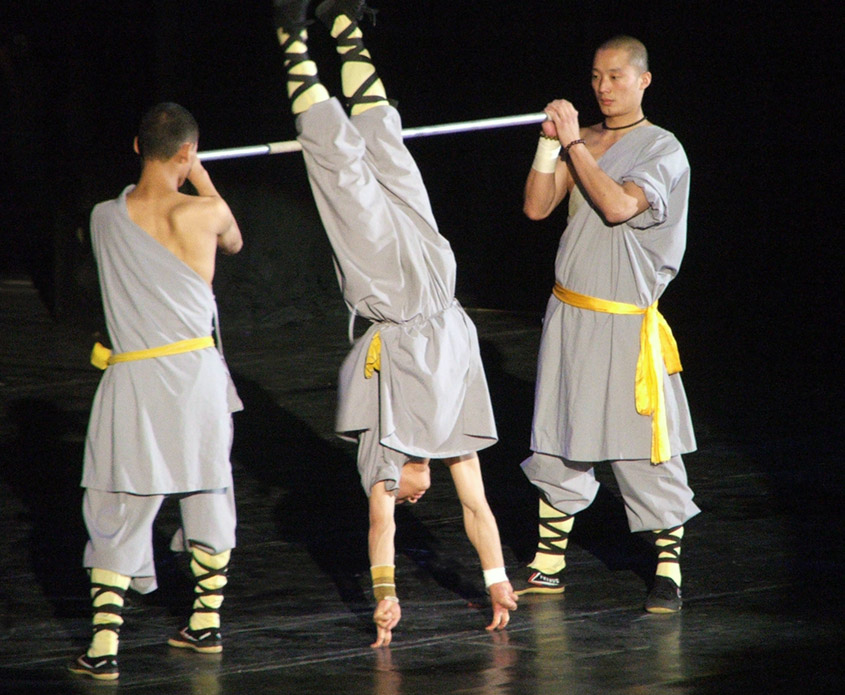 Călugăr Shaolin stând în degete