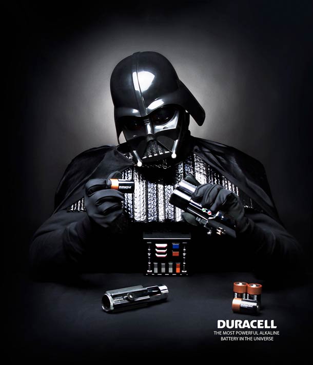 Darth Vader schimbând bateriile la sabie