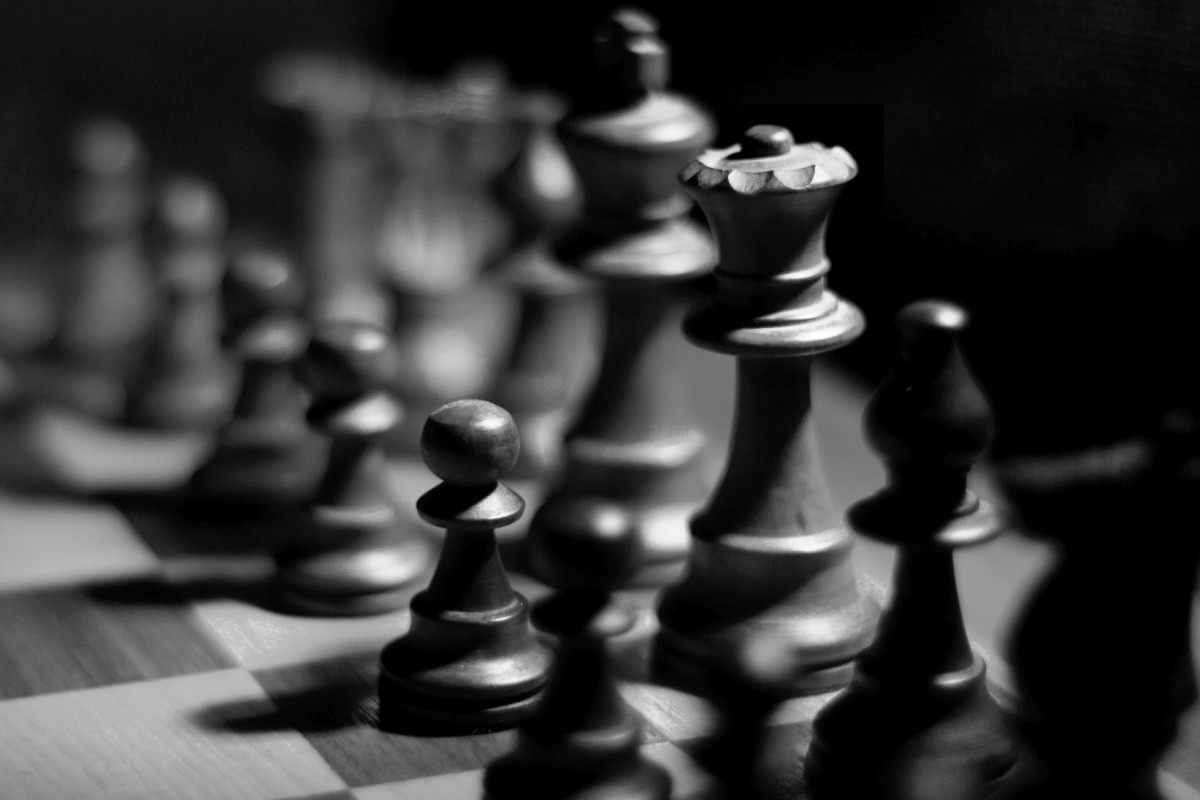 Alb-negru pe tabla de şah