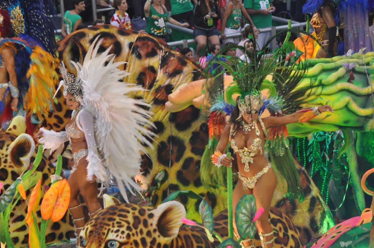 Dansatoare la Carnavalul de la Rio de Janeiro