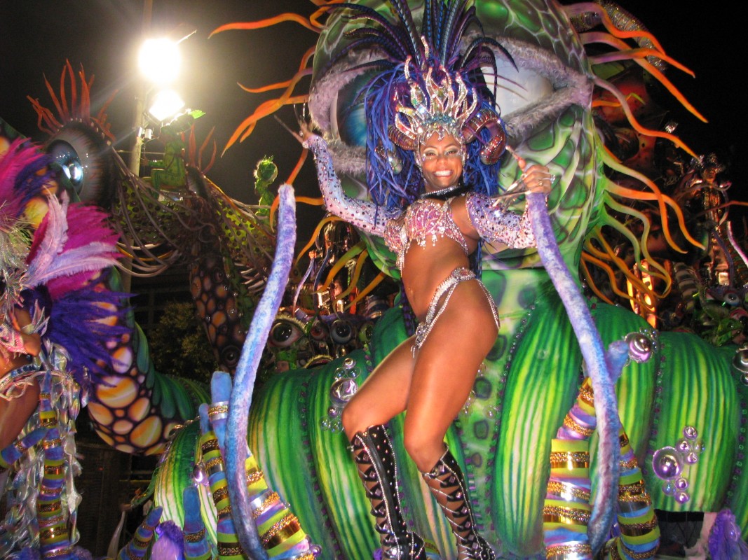 Exuberanţă la Carnavalul de la Rio de Janeiro