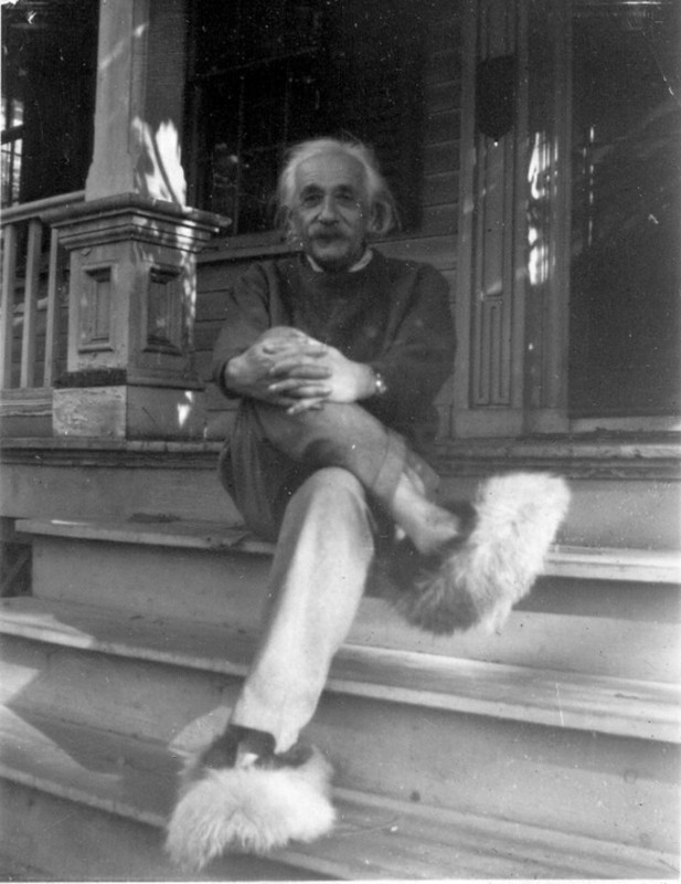 Albert Einstein cu pantofi pufoşi