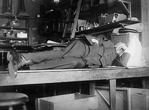 Thomas Edison trăgând un pui de somn în laborator