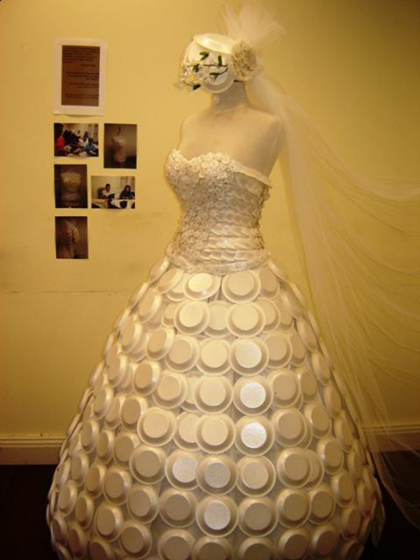 Rochie de mireasă din farfurii de unică folosinţă