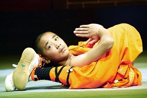 Călugăr Shaolin într-o poziţie de meditaţie atipică