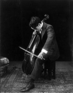 Charlie Chaplin cântând la violoncel în 1915